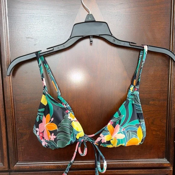 Bundle of 4 Bikini Tops - Picture 5 of 15
